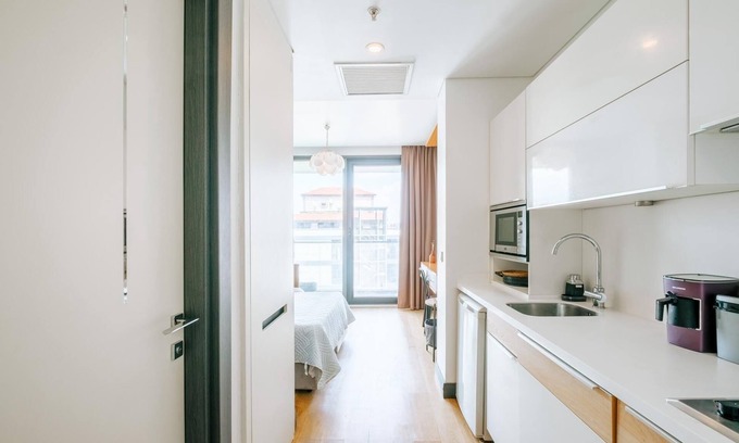 Merter Apartment | Inviting Studio Flat with Balcony Near Marmara Forum