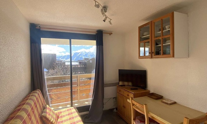 Eclose-Est Apartment | Cozy Apartment Huez: Studio Flat for 4 with Spa & Kitchen