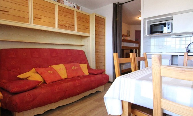 Eclose-Est Apartment | Cozy Apartment Huez: Ideal Studio Flat for 4 Guests