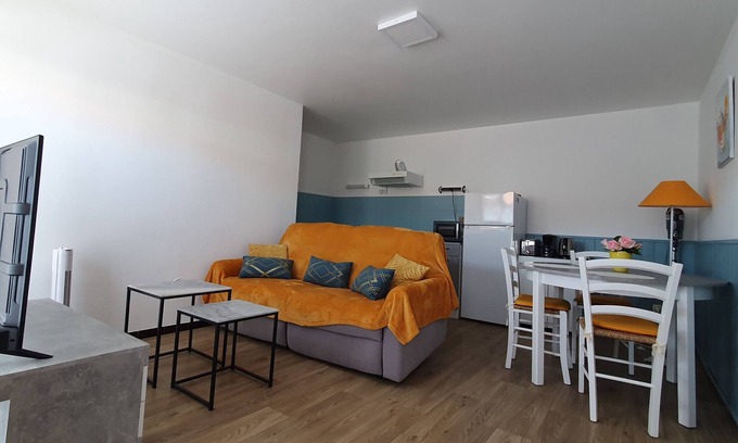 LʼAiguillon-sur-Mer Apartment | Cozy Studio in L'Aiguillon-sur-Mer with Spa & Breakfast