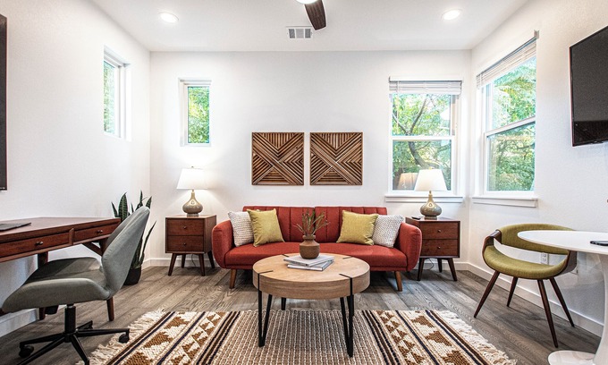 North University Apartment | Cozy Studio in Historic Hyde Park, Central Location!