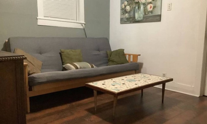 Johnson City Apartment | Charming Studio in Johnson City with Breakfast & Kitchen