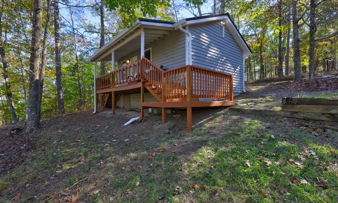 Ranger House | Charming Studio Retreat in the Woods with Pool & Breakfast