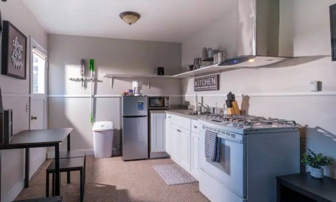Pacific Apartment | Inviting Studio on Stromberg - Rated 9.8/10, Family Friendly