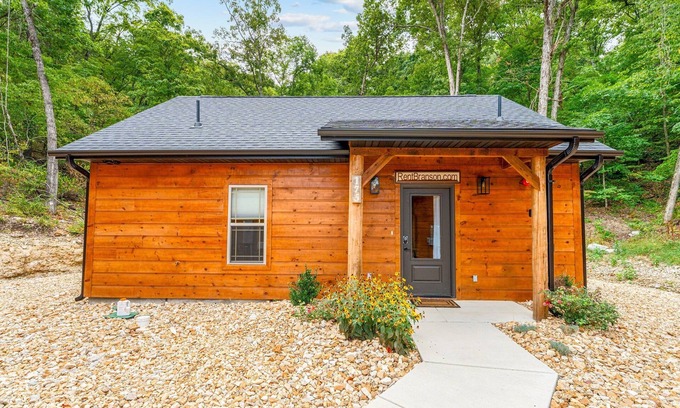 Hollister Cabin | Cozy Studio w Vaulted Ceilings-Free Attraction Tix-Cmty Indoor Pool-Peaceful Pvt Views-Hot Tub