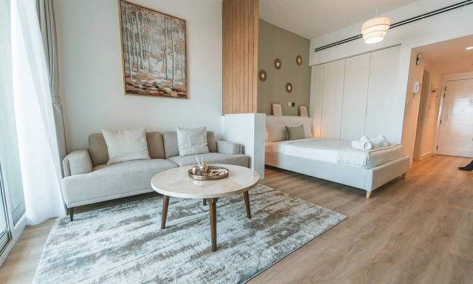The Greens Apartment | Inviting Studio with Balcony in The Greens - Ideal Family Getaway