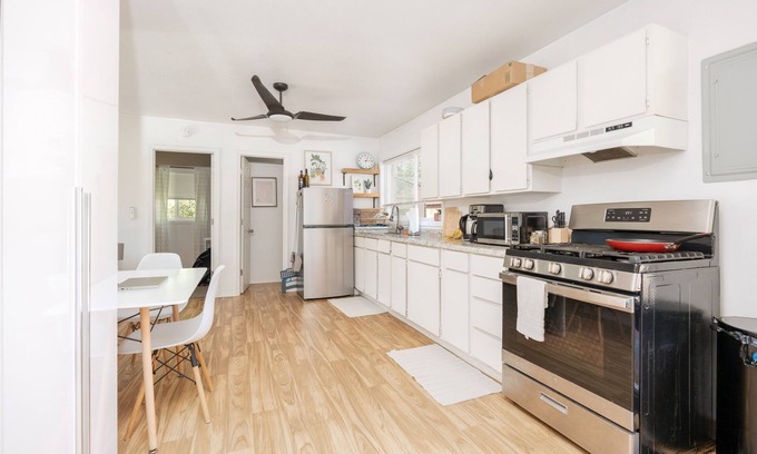 Grants Pass Apartment | Charming Studio with Yard & Spa, Steps from the Hospital