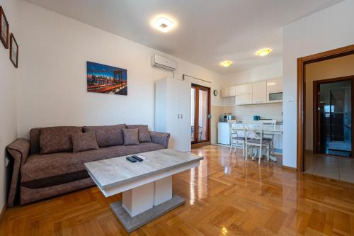 Rozino Apartment | Inviting Studio with Terrace - Perfect for Families