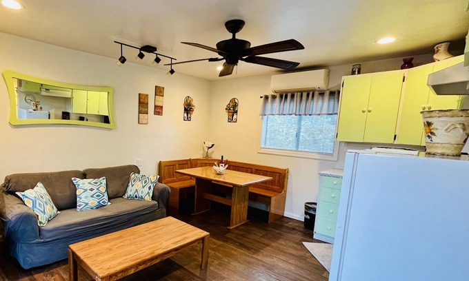Eagle Point Apartment | Cozy Studio with wifi & full kitchen
