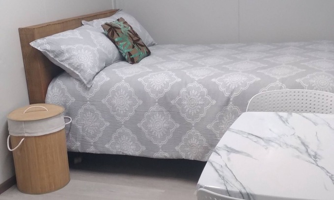 Tanki Leendert Apartment | Cozy studio with WiFi and AC in tranquil Noord