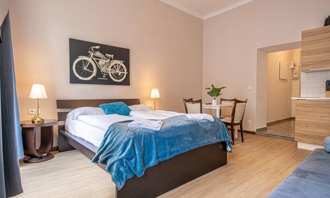 Neulerchenfeld Apartment | Chic 1-BR Studio Retreat: Perfect Family Getaway
