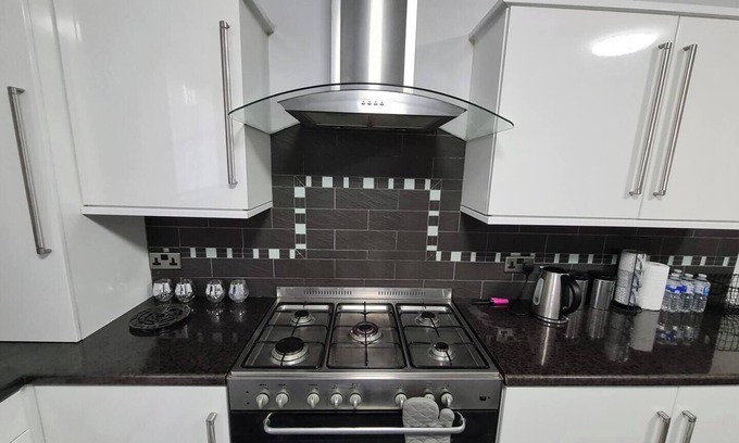 Dukinfield House | Cozy & Stylish 3-Bedroom Homenn