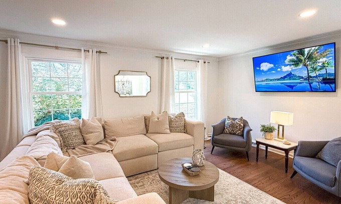 Charlotte House | Cozy & Stylish Escape | Ideal Location