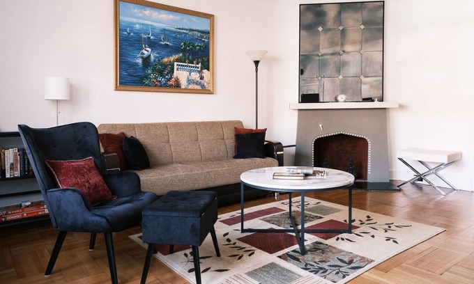 Queens House | Elegant Apartment Retreat with Kitchen & Spa Amenities