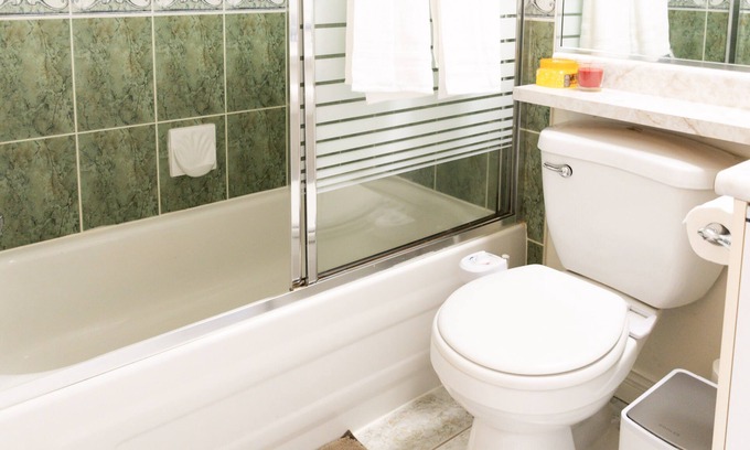 Fraserview House | Inviting Suite in Vancouver with Spa and Kitchen Access