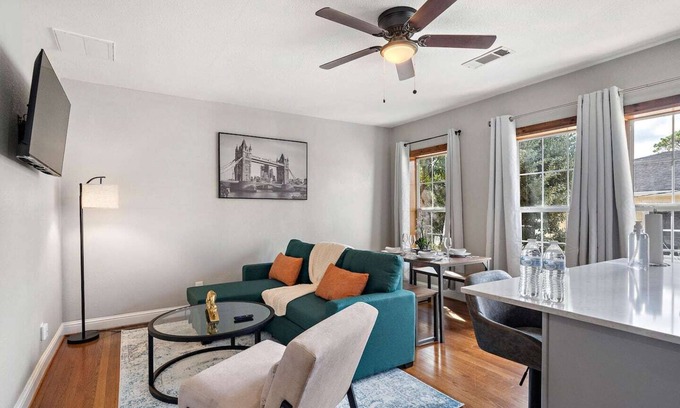 MacGregor Apartment | Charming Suite by Med Center - Steps from Museums