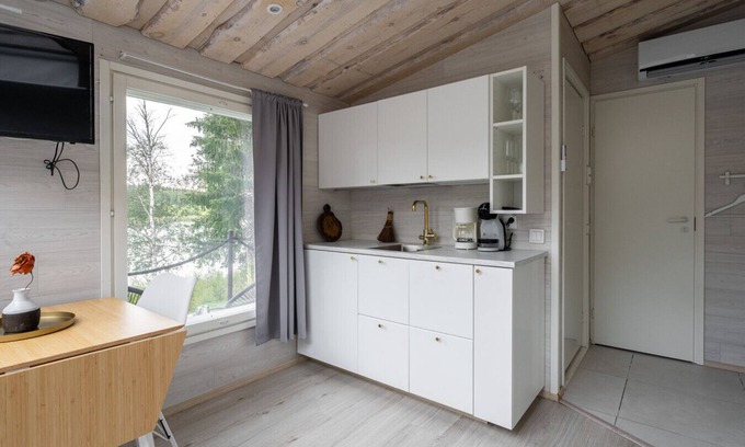 Jamsa Cabin | Cozy Suite on Himosranta with Lake Views & Sauna