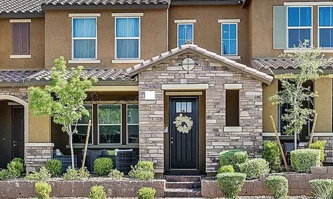 Henderson House | Inviting Family Townhome Near The Strip with Hot Tub & Spa