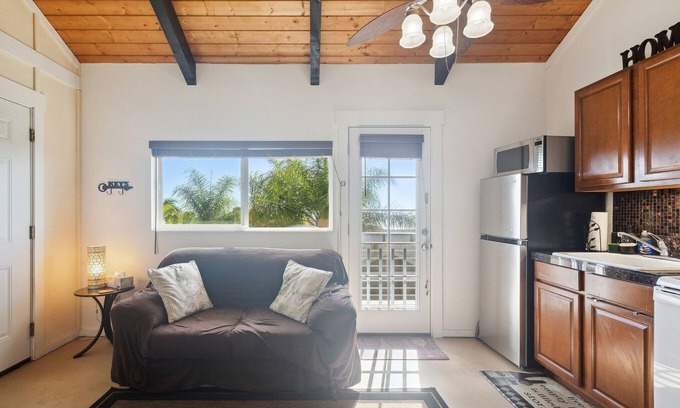 Kalaoa House | Stunning Sunset Views with Lanai near the Beach – 10/10 Rated