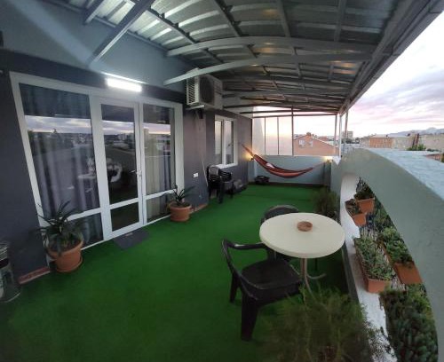 Chugureti Apartment | Inviting Sweet Home: Family-Friendly with Breakfast & Hot Tub
