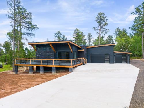 Deadwood House | Inviting T Cabin with Hot Tub at Powderhouse Pass