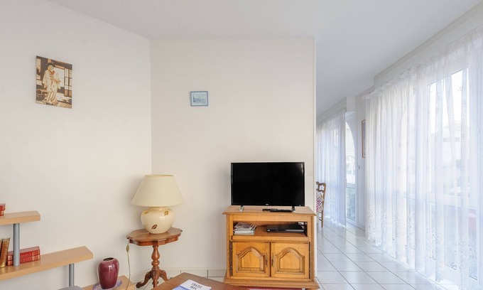 Quartier du Casino Apartment | Seaside Apartment Châtelaillon-Plage with Pool and Ocean View