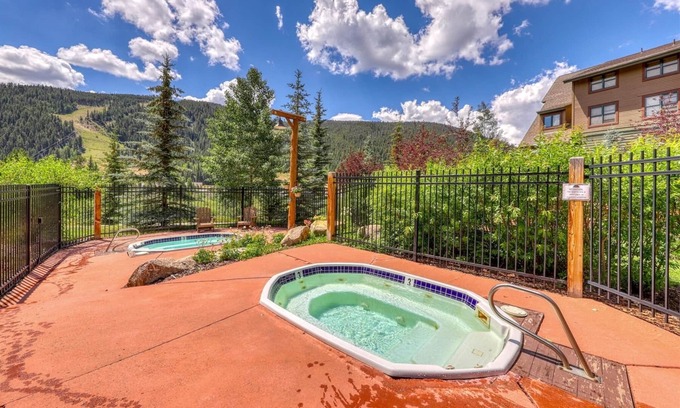Mountain House Condo | Inviting Condo with Hot Tub & Private Patio near Mtn House