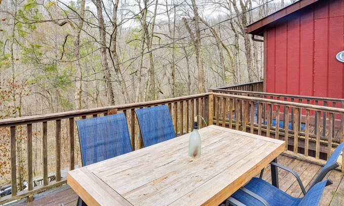 Smithville Cabin | Inviting Tennessee Cabin with Deck, Grill & Fireplace
