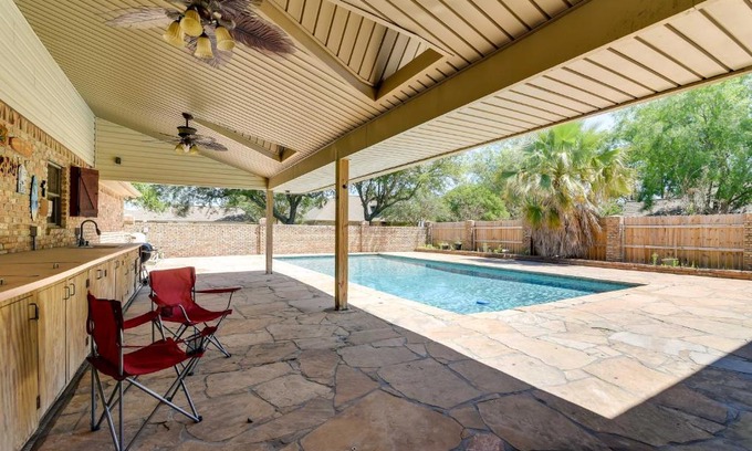 Texas City Apartment | Charming Texas City Guest House - Family-Friendly Oasis