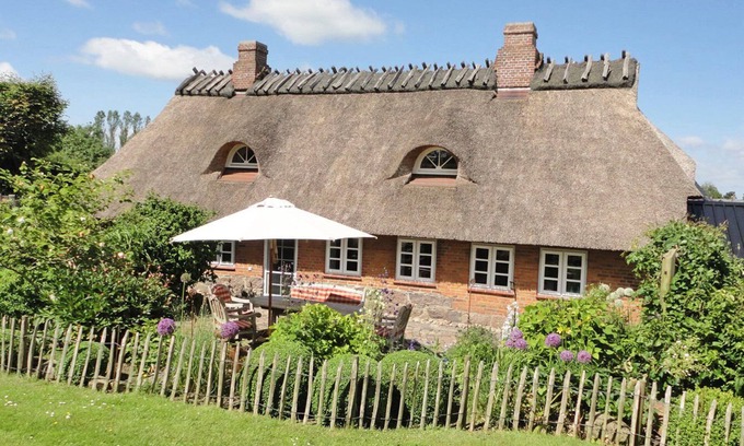 Nubelfeld House | Charming Thatched Cottage with Garden & Ocean View
