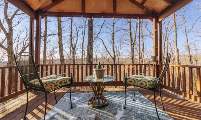 Holladay Cabin | Pet-Friendly Tiny Cabin Getaway with Scenic Views