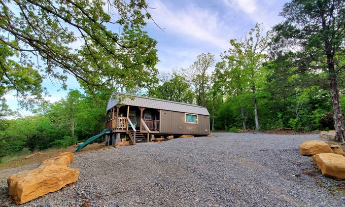 Mead Cabin | Charming Treehouse Cabin in a Peaceful Lake Community