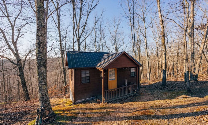 Holladay Cabin | Tranquil Tiny Cabin Near TN River – Perfect Family Getaway