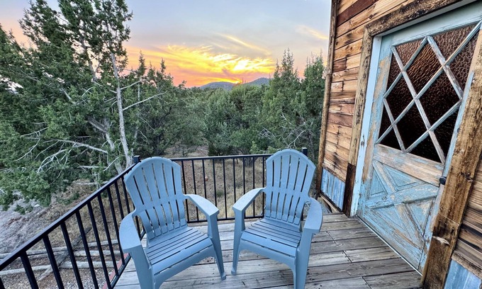 Central House | Cozy tiny home in peaceful Central with hot tub, firepit and star deck