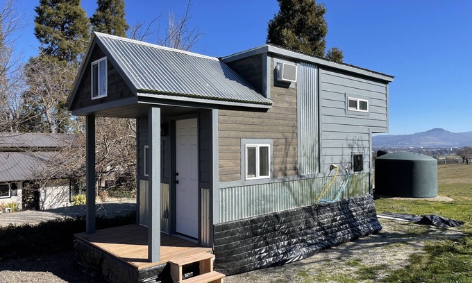 Central Point House | Cozy Tiny House! Small But Mighty ~ Comfy & Gorgeous Location