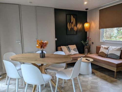 Kropswolde Ski Chalet | Charming Tiny SolHouse 4: Family-Friendly Retreat Near Groningen