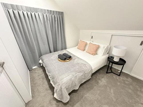 Auckland House | Comfortable Stay with Independent Bathroom & Free Parking