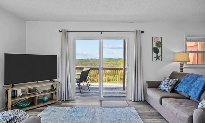 Sneads Ferry House | Inviting Townhouse with Beach Access & Oceanfront Views