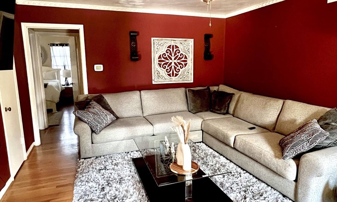 Northeast Dallas House | Inviting Townhome near Dallas with Pet-Friendly Amenities