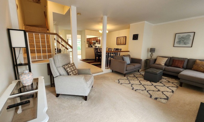 Montgomery Village House | Charming Townhome with Breakfast and Family-Friendly Amenities