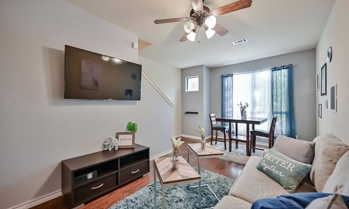 Central Arlington Condo | Charming Townhome Near UTA and Downtown - Guest Rated 9.4