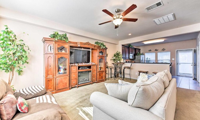 Clear Lake Shores House | Inviting Townhouse with Patio Steps from Kemah Boardwalk