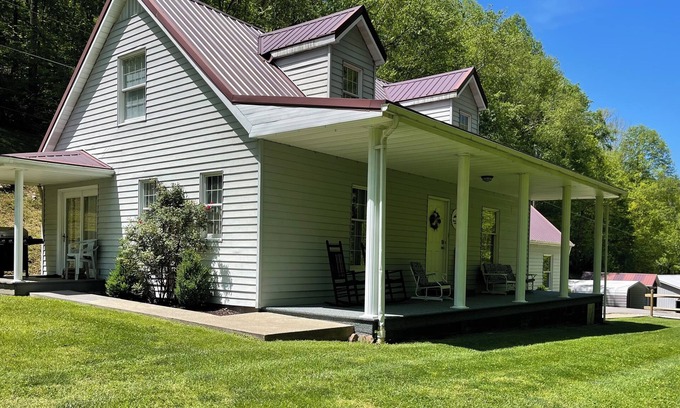 Borderland House | Charming Trail House near Hatfield McCoy Trails - 10/10 Rated