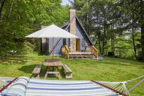 Swan Lake Ski Chalet | Family-Friendly Chalets in NY, USA - Pet Welcoming Retreat