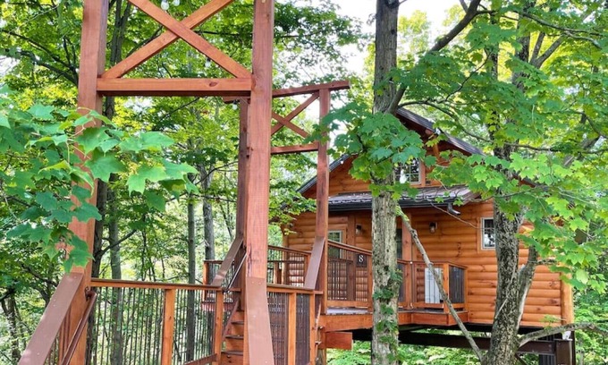 Millersburg Cabin | Enchanting Treehouse Cabin with Treetop Views & Spa