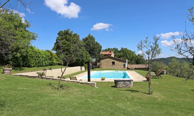 Radicondoli House | Inviting Tuscany Farmhouse with Private Pool for 12 Guests