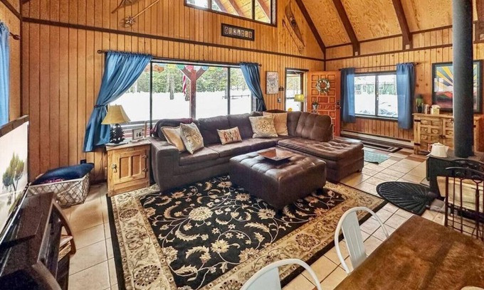 Wagon Wheel Cabin | Family-Friendly Three Bedroom Cabin in Donnelly - Rated 10/10