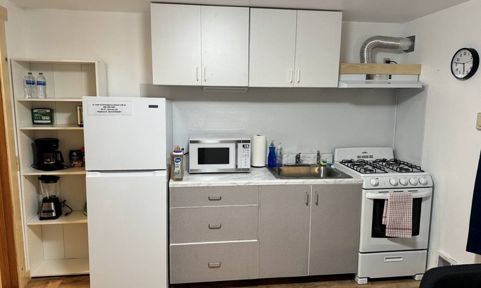 Pinedale Apartment | Inviting Twin Beds Retreat with Spa and Breakfast Included