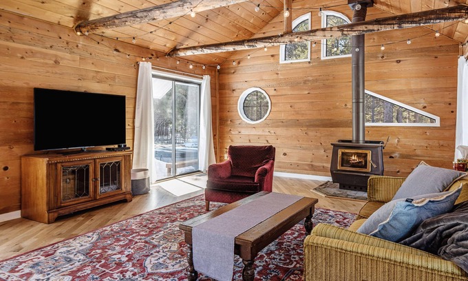 La Pine House | Unique Geodesic Home in La Pine with Hot Tub & Private Deck