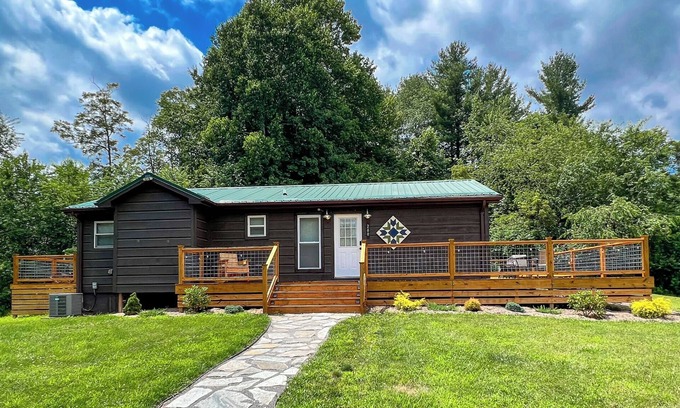 West Jefferson Cabin | Inviting Mountain Memories: 2BR with Scenic Views